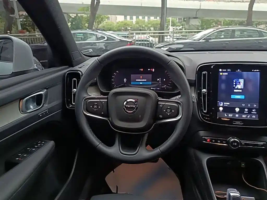 Volvo XC40 2023 — фото 11