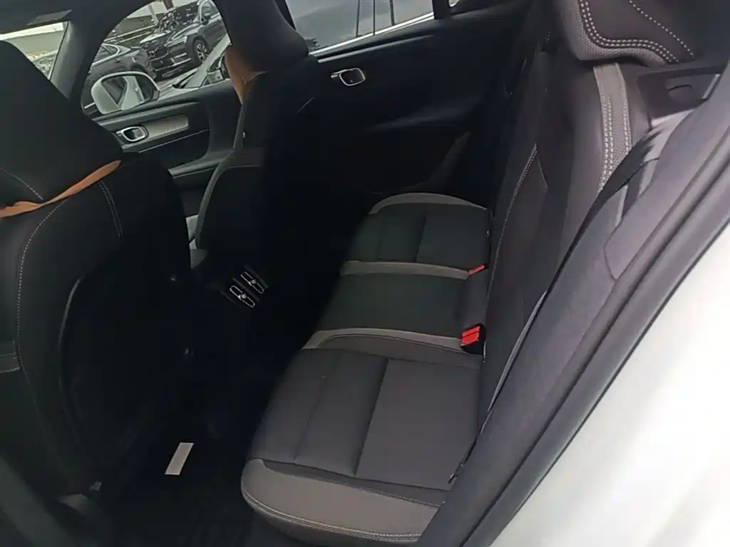 Volvo XC40 2023 — фото 17