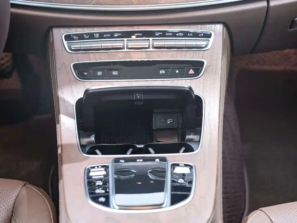 Mercedes-Benz E-Class 2023 — фото 18