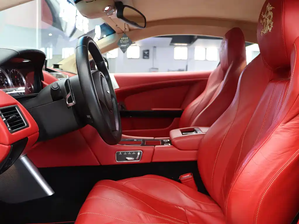 Aston Martin Virage 2012 — фото 13