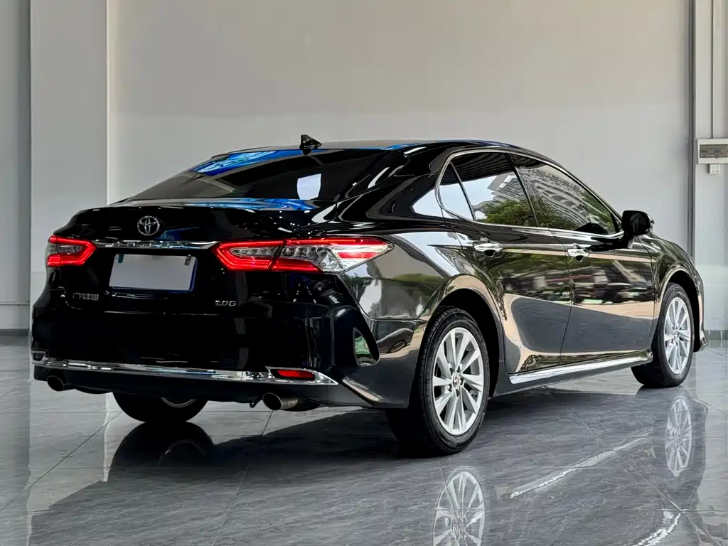 Toyota Camry 2023 — фото 4
