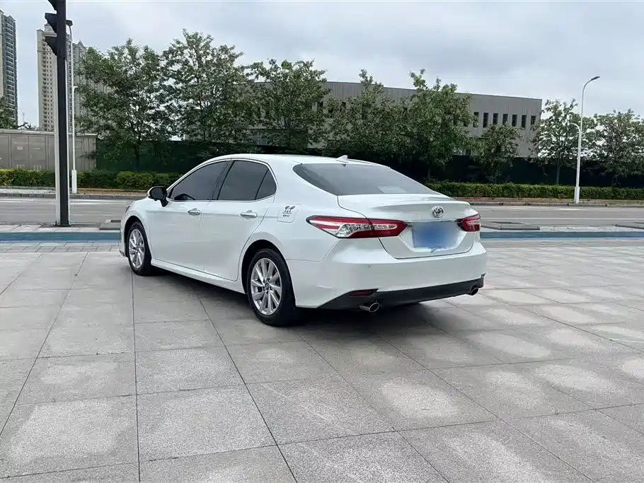 Toyota Camry 2022 — фото 11