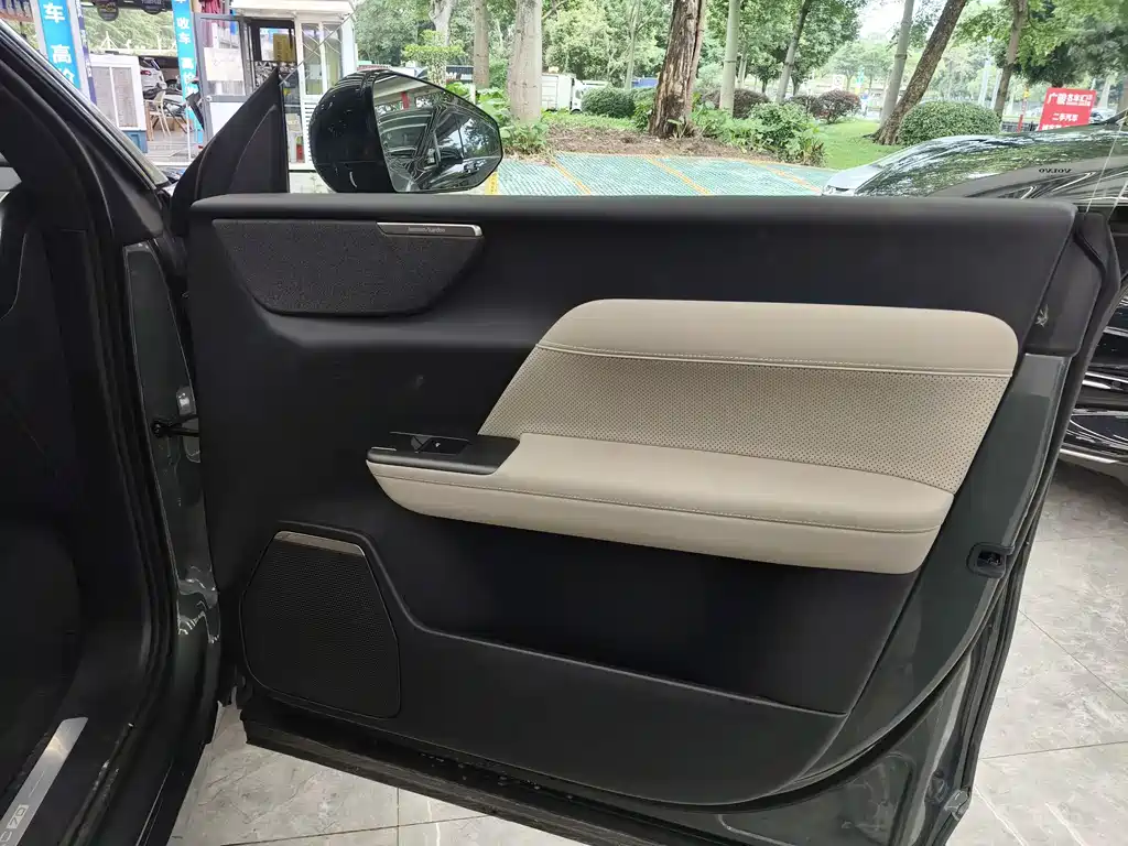 Volvo XC70 PHEV 2025 — фото 13
