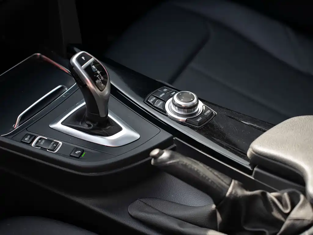 BMW 3 Series 2017 — фото 14