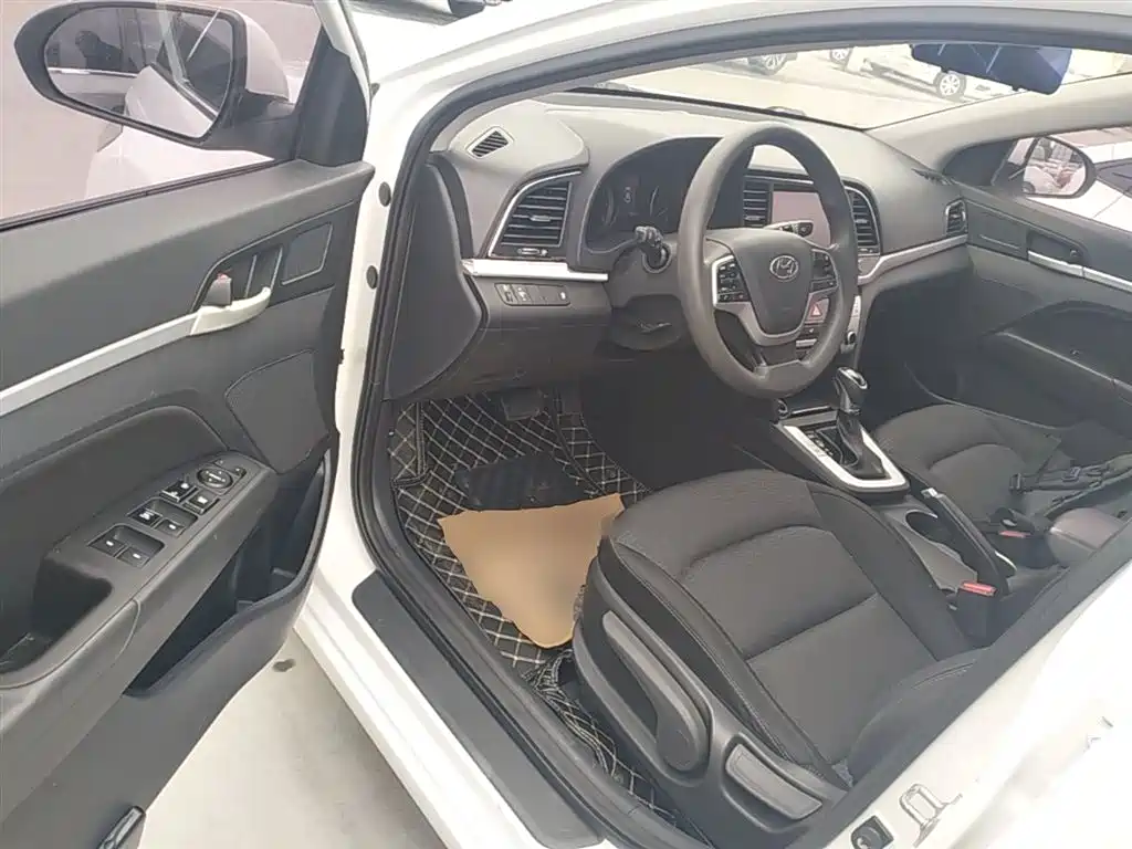 Hyundai Elantra 2018 — фото 16