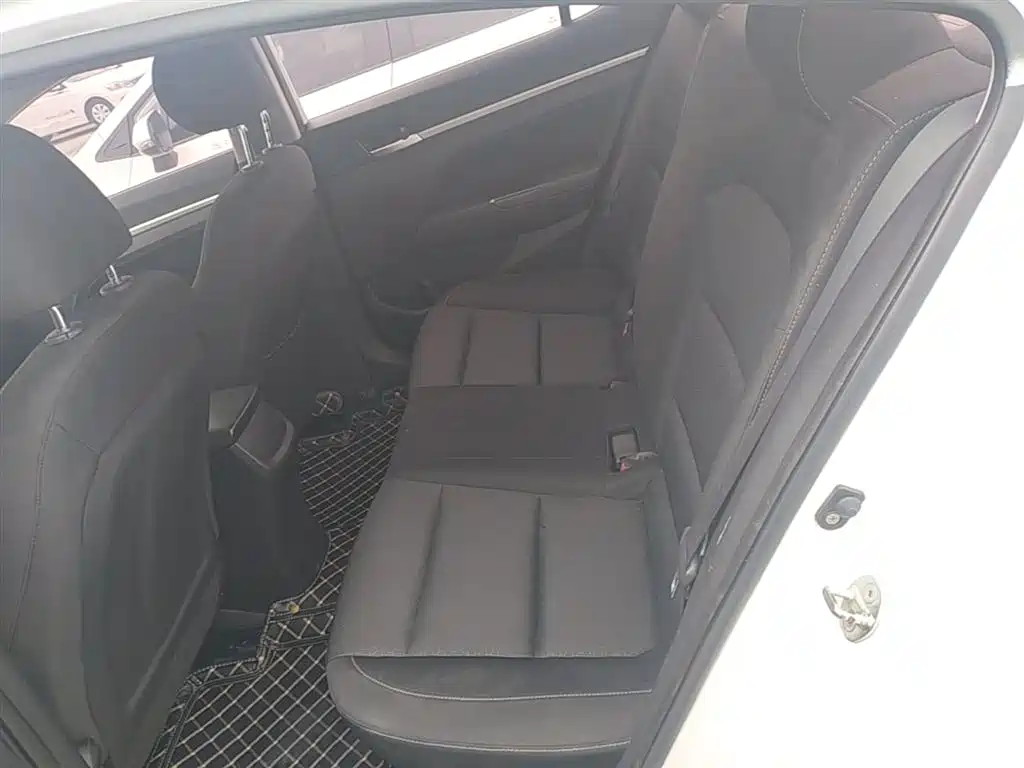 Hyundai Elantra 2018 — фото 17