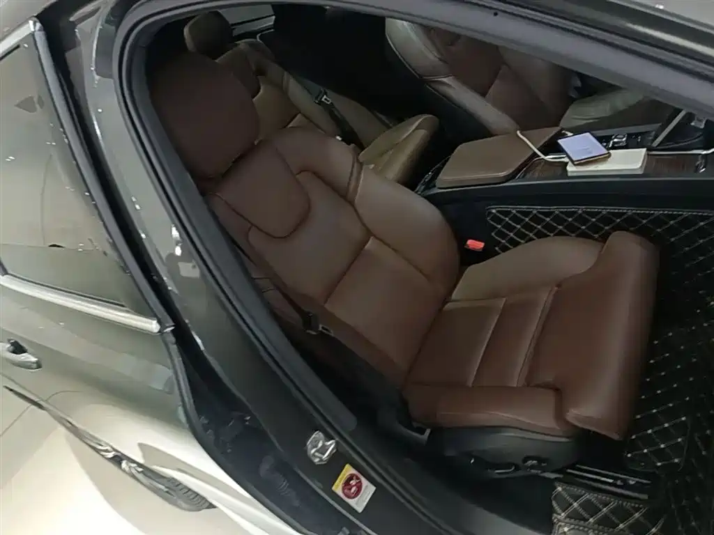 Volvo XC60 2021 — фото 25