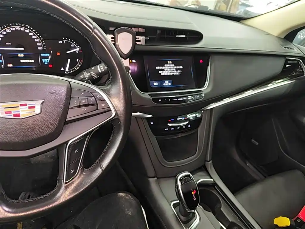 Cadillac XT5 2017 — фото 10