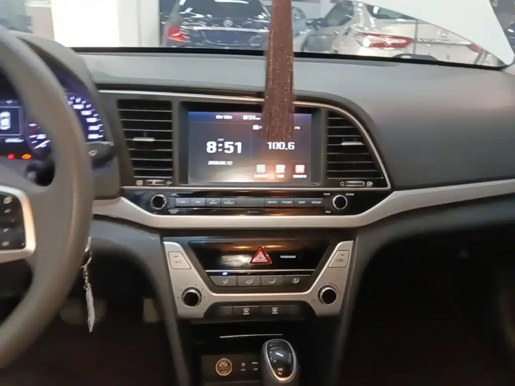 Hyundai Elantra 2019 — фото 13