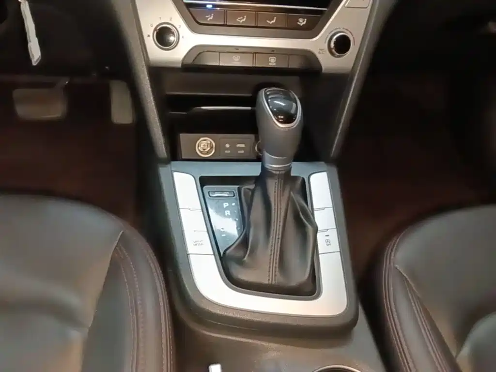 Hyundai Elantra 2019 — фото 14
