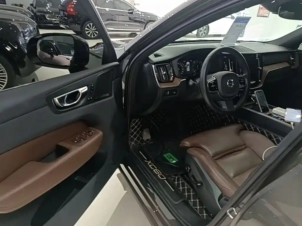 Volvo XC60 2021 — фото 16