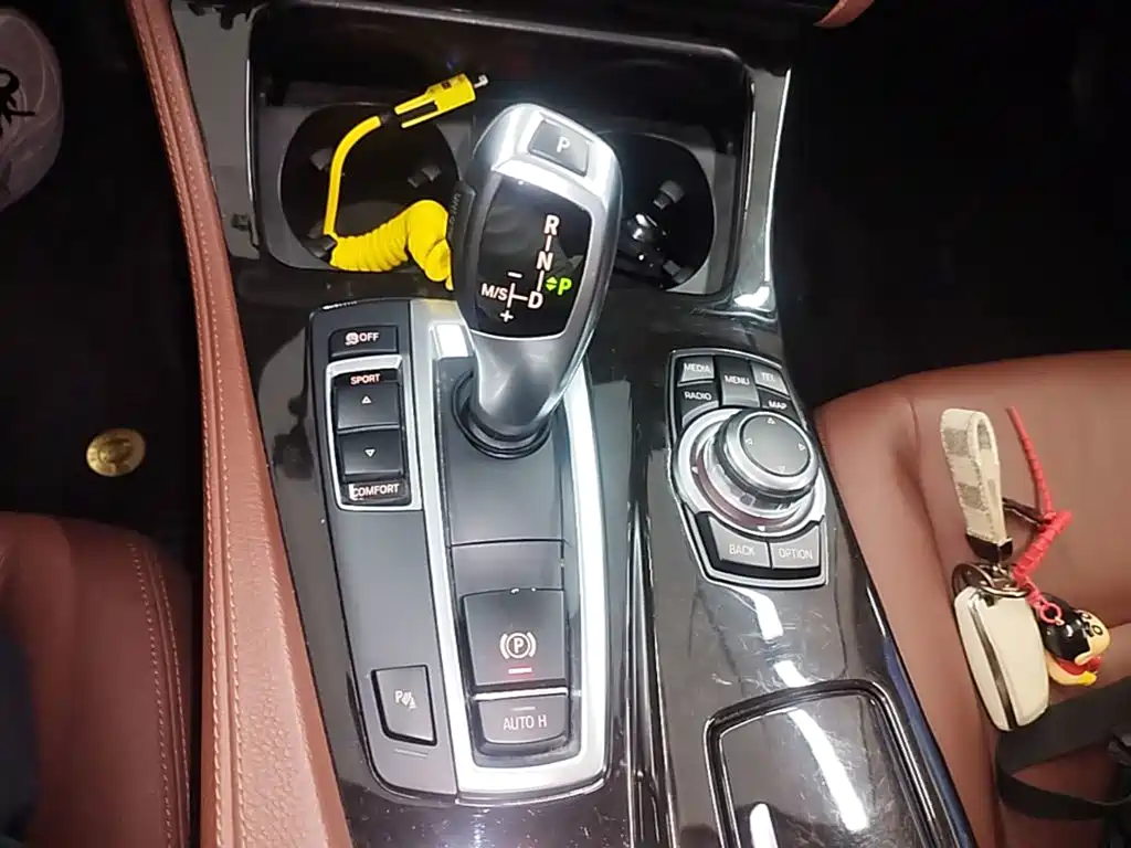 BMW 5 Series 2015 — фото 14