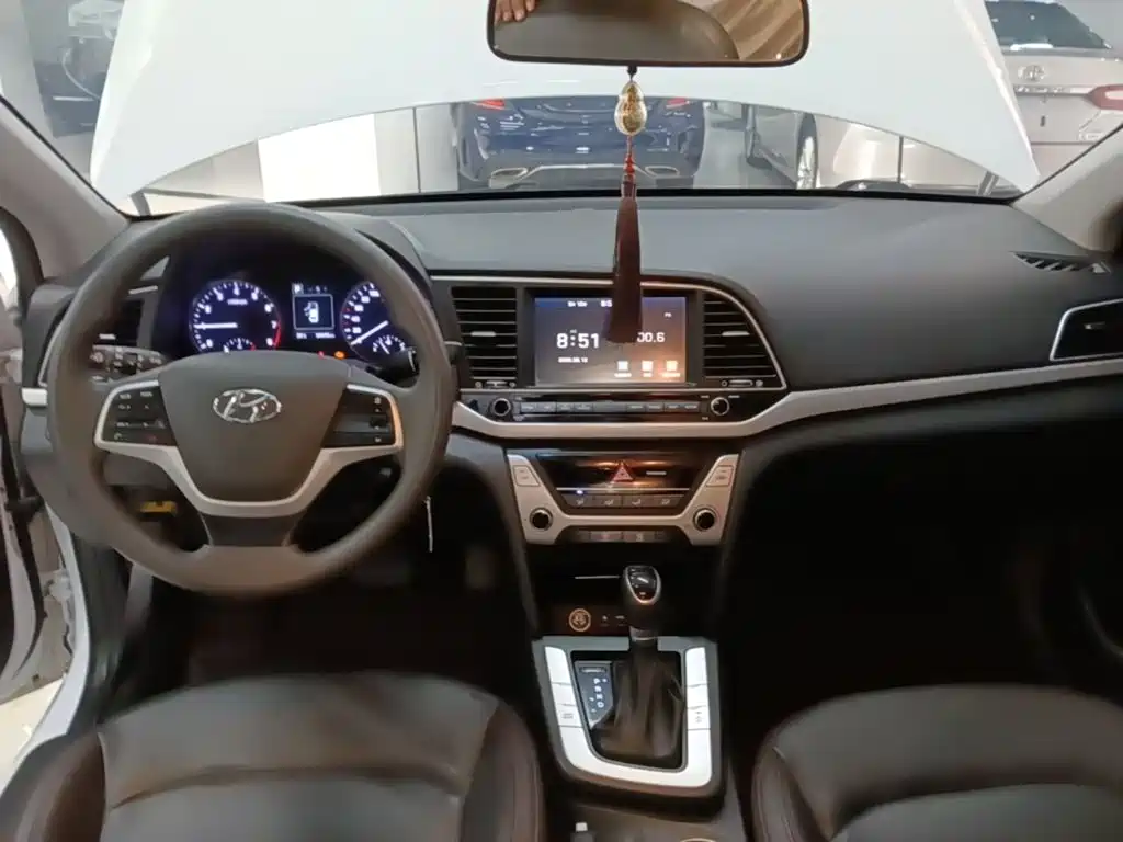 Hyundai Elantra 2019 — фото 10