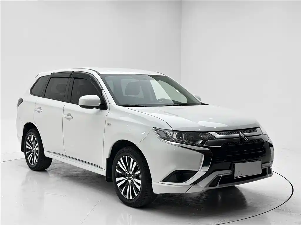 Mitsubishi Outlander 2022 — фото 3