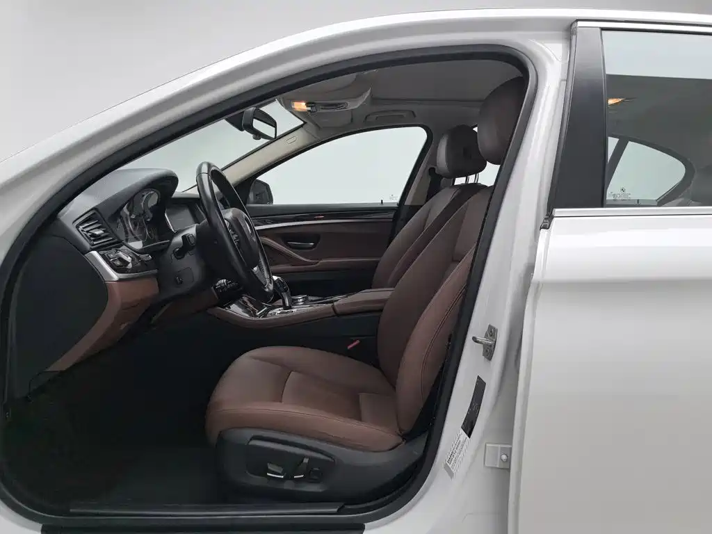 BMW 5 Series 2015 — фото 10