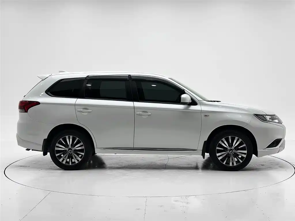 Mitsubishi Outlander 2022 — фото 9