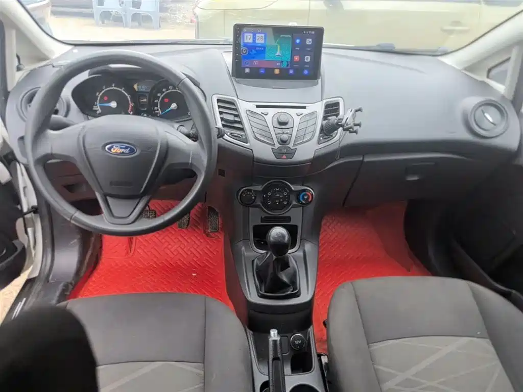 Ford Fiesta 2015 — фото 10