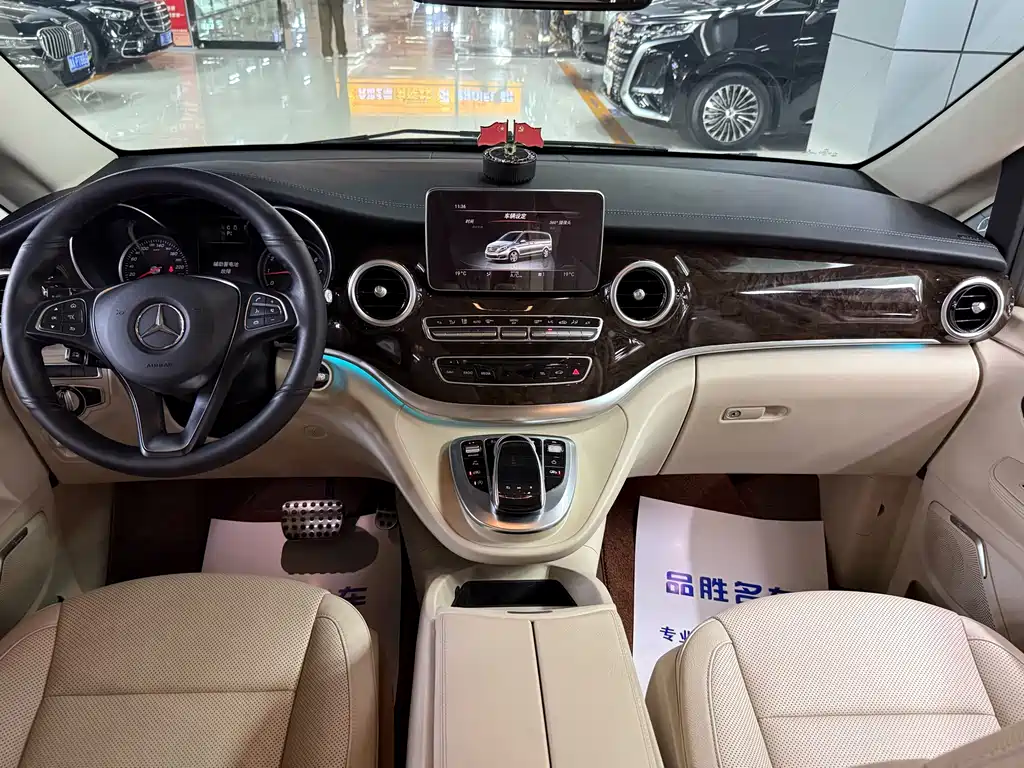 Mercedes-Benz V-Class 2018 — фото 10