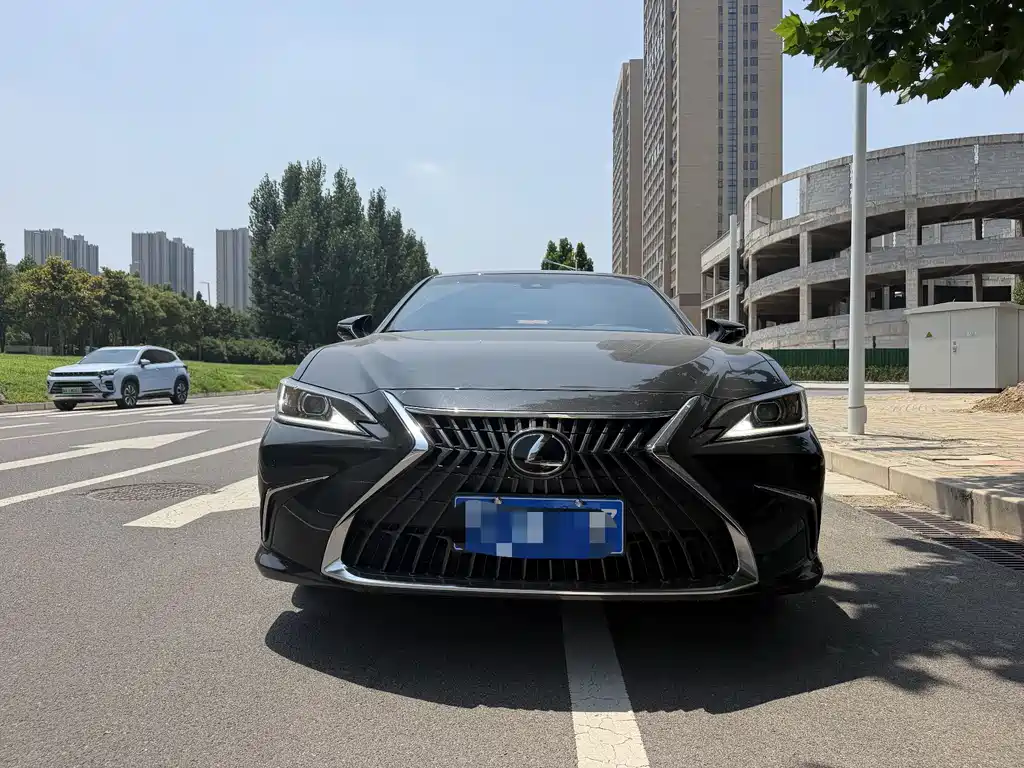 Lexus ES 2024