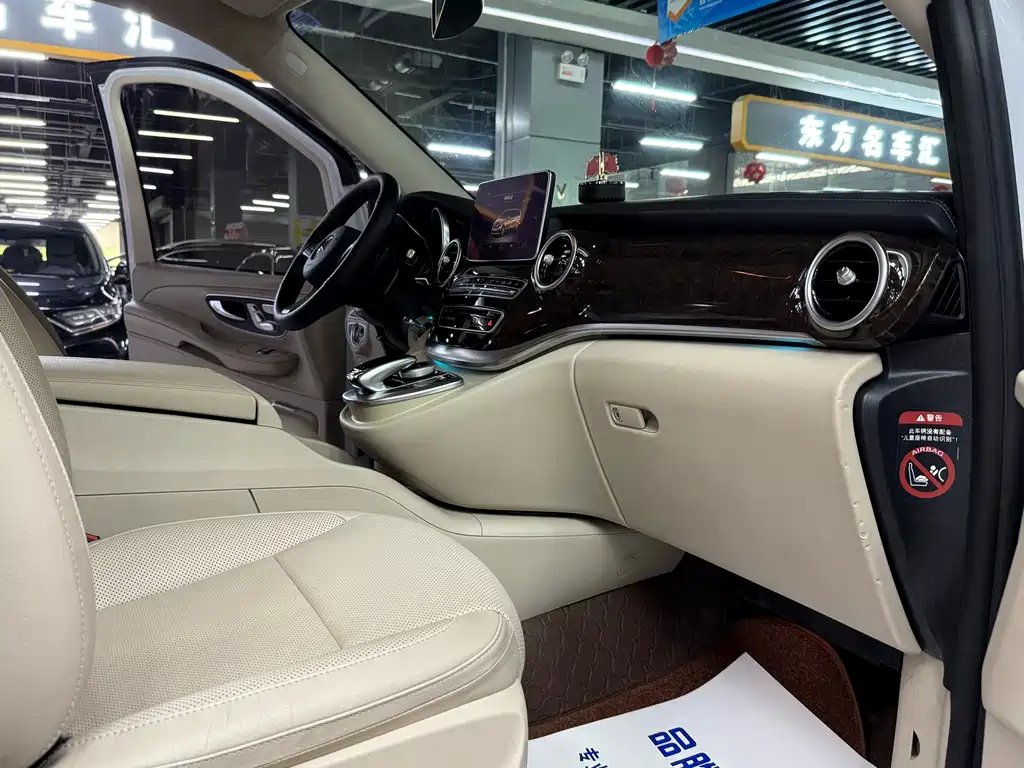 Mercedes-Benz V-Class 2018 — фото 16