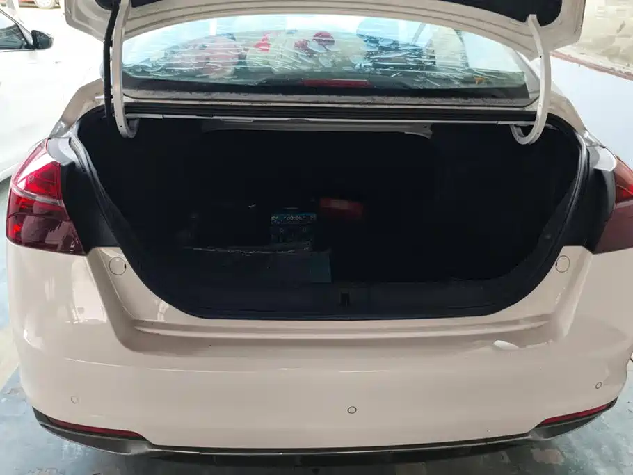 Geely Emgrand 2021