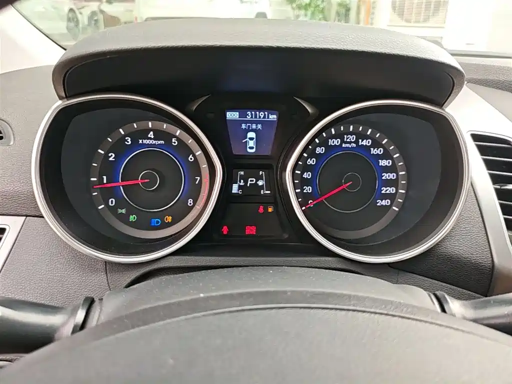 Hyundai Elantra Langdong 2016 — фото 12