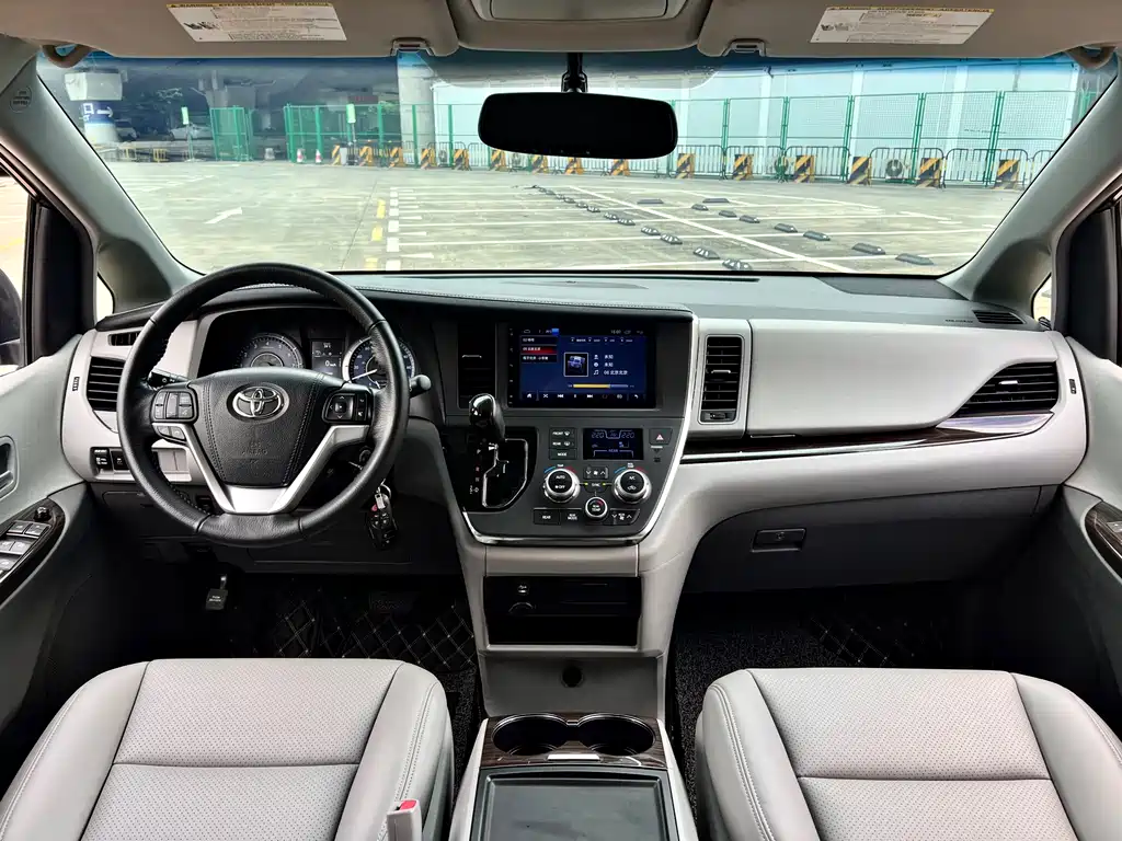 Toyota Sienna 2018 — фото 16