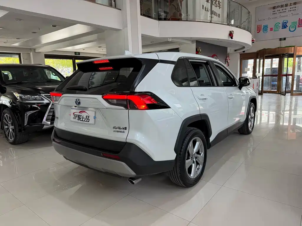 Toyota RAV4 2022 — фото 12