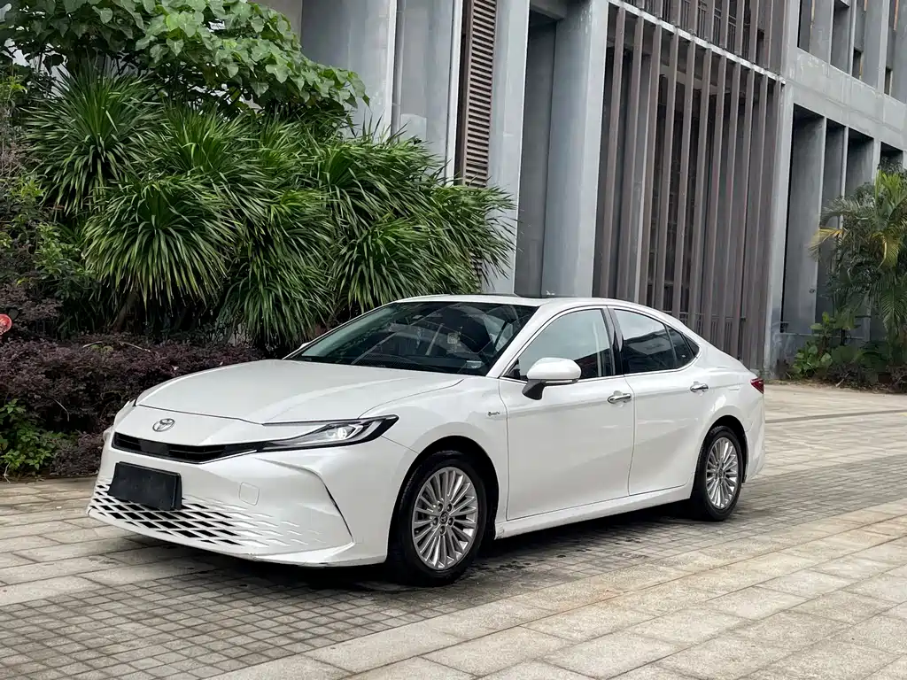 Toyota Camry 2024 — фото 1