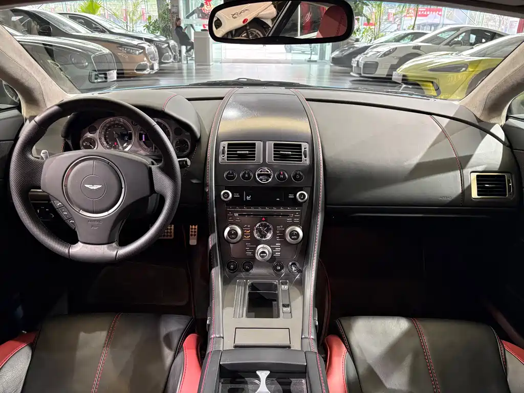 Aston Martin V8 Vantage 2010 — фото 15