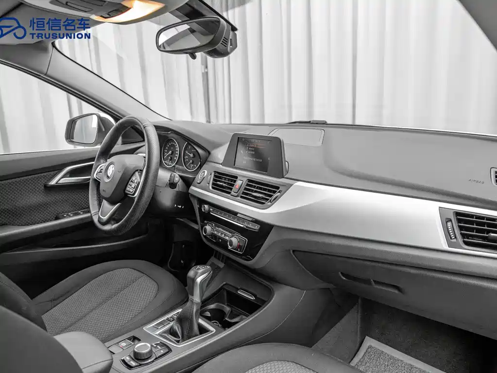 BMW 1 Series 2017 — фото 13