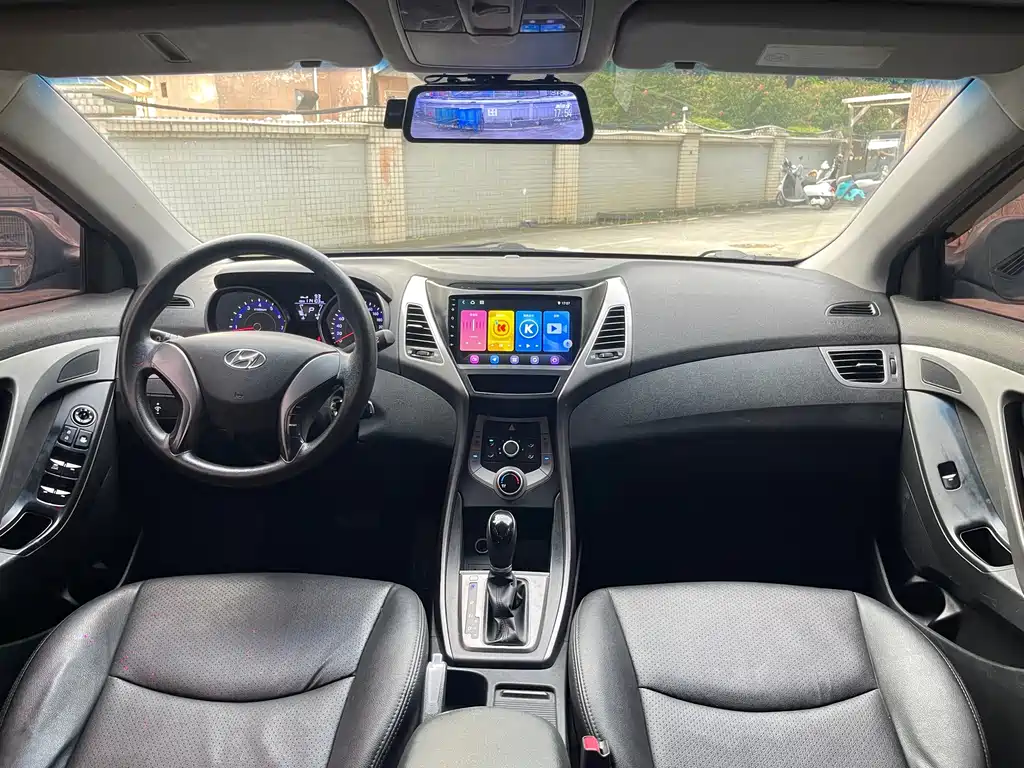 Hyundai Elantra 2016 — фото 18