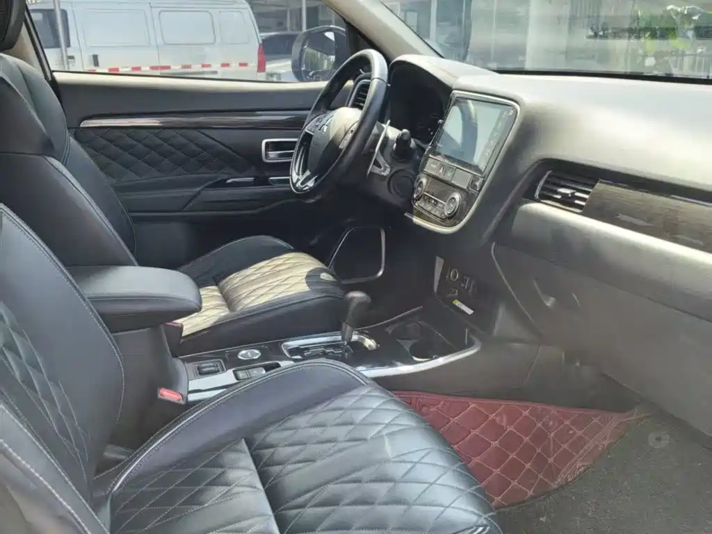 Mitsubishi Outlander 2020 — фото 19