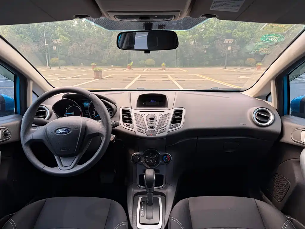 Ford Fiesta 2014 — фото 10