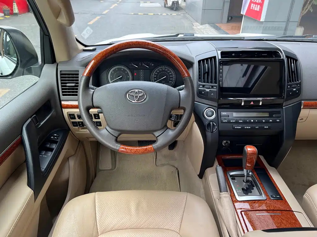 Toyota Land Cruiser 2017 — фото 9