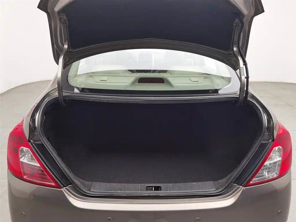 Nissan Sunny 2018 — фото 16