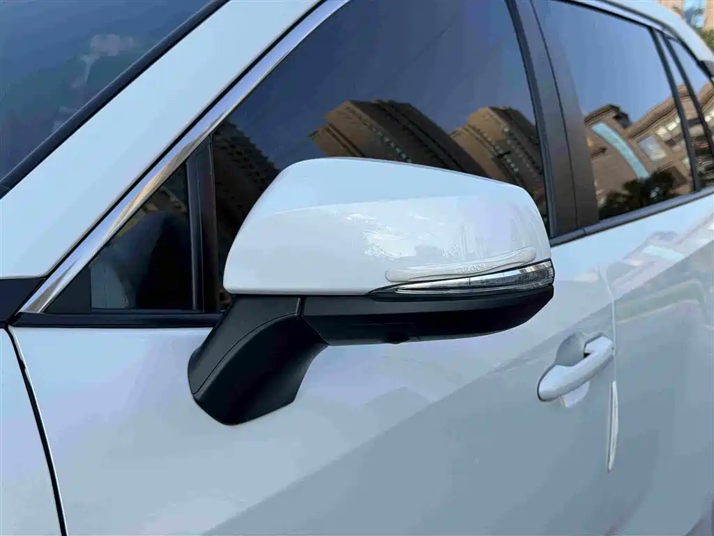 Toyota RAV4 2023 — фото 15