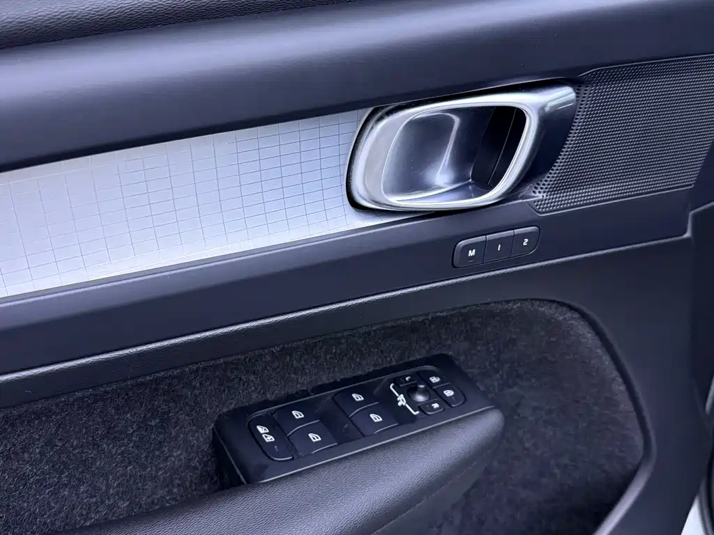Volvo XC40 2021 — фото 9