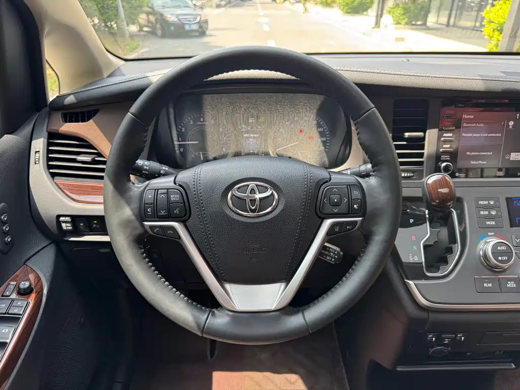 Toyota Sienna 2019 — фото 18