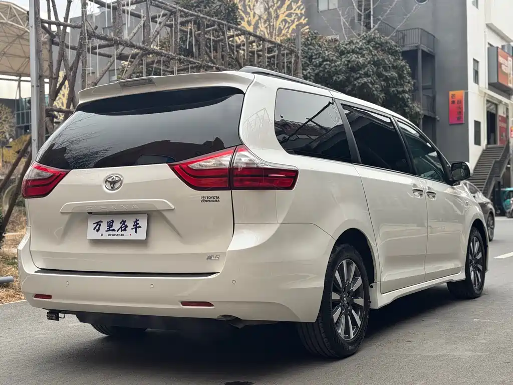 Toyota Sienna 2019 — фото 32