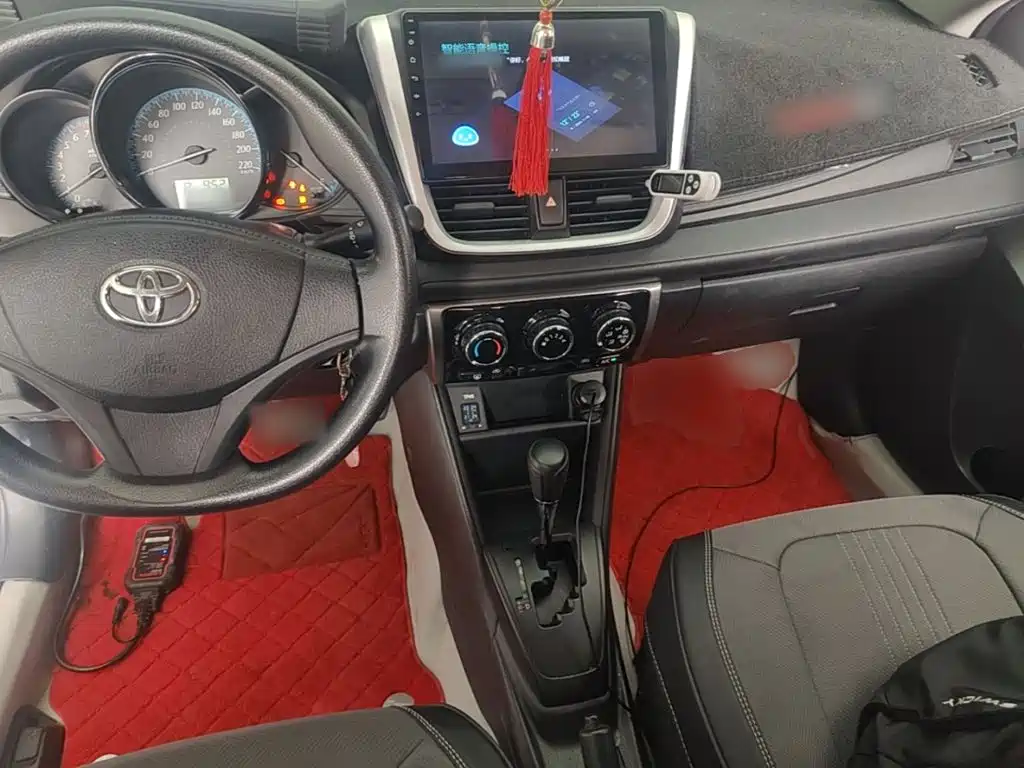 Toyota Yaris L 2017 — фото 10
