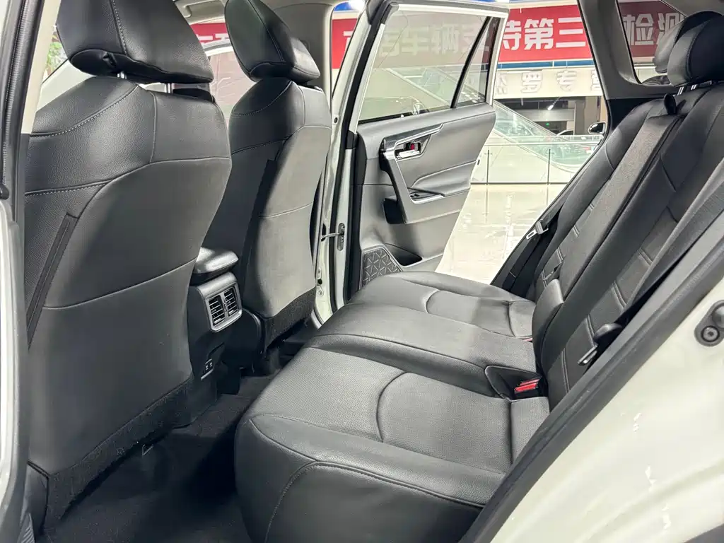 Toyota RAV4 2021 — фото 18
