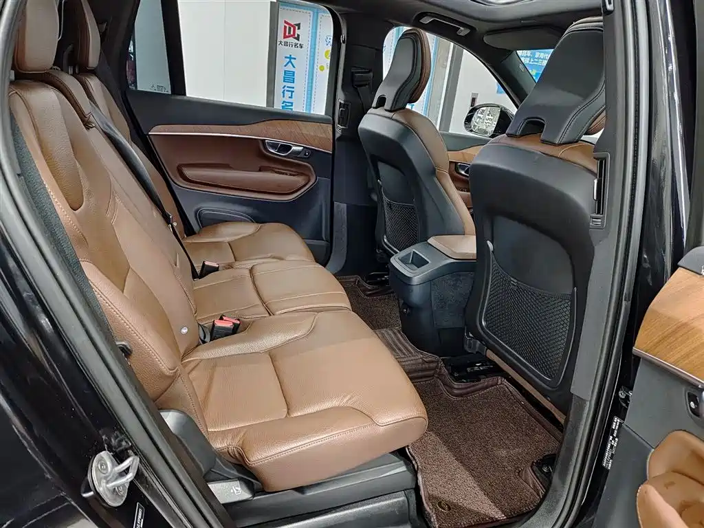 Volvo XC90 2023 — фото 11
