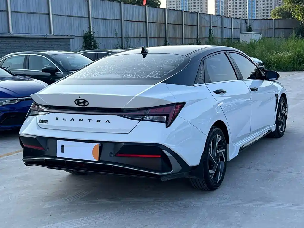 Hyundai Elantra 2023 — фото 8
