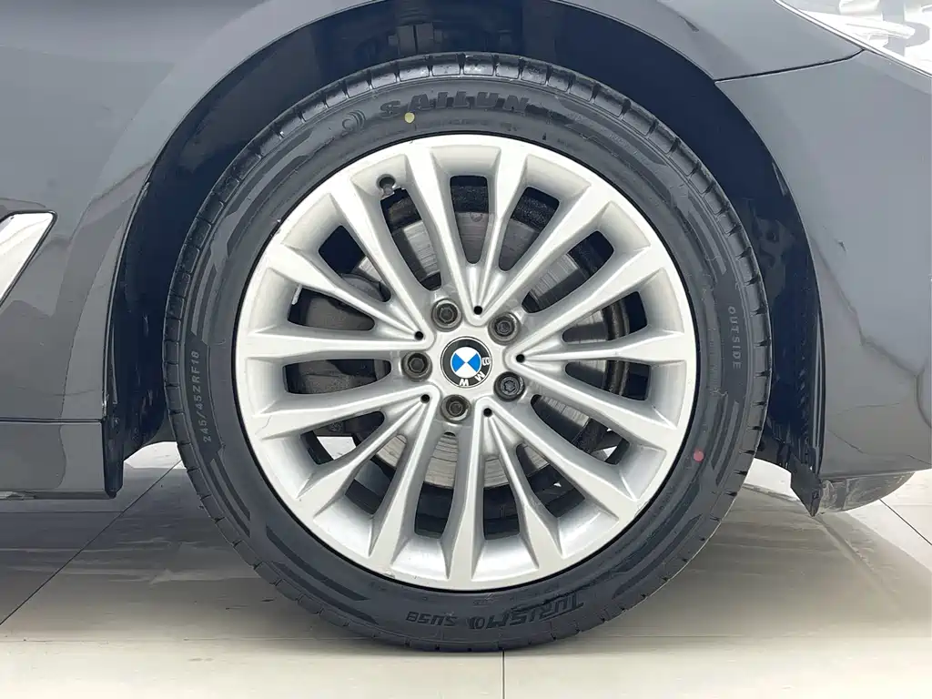 BMW 5 Series 2018 — фото 18