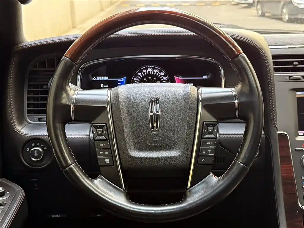 Lincoln Navigator 2016 — фото 12