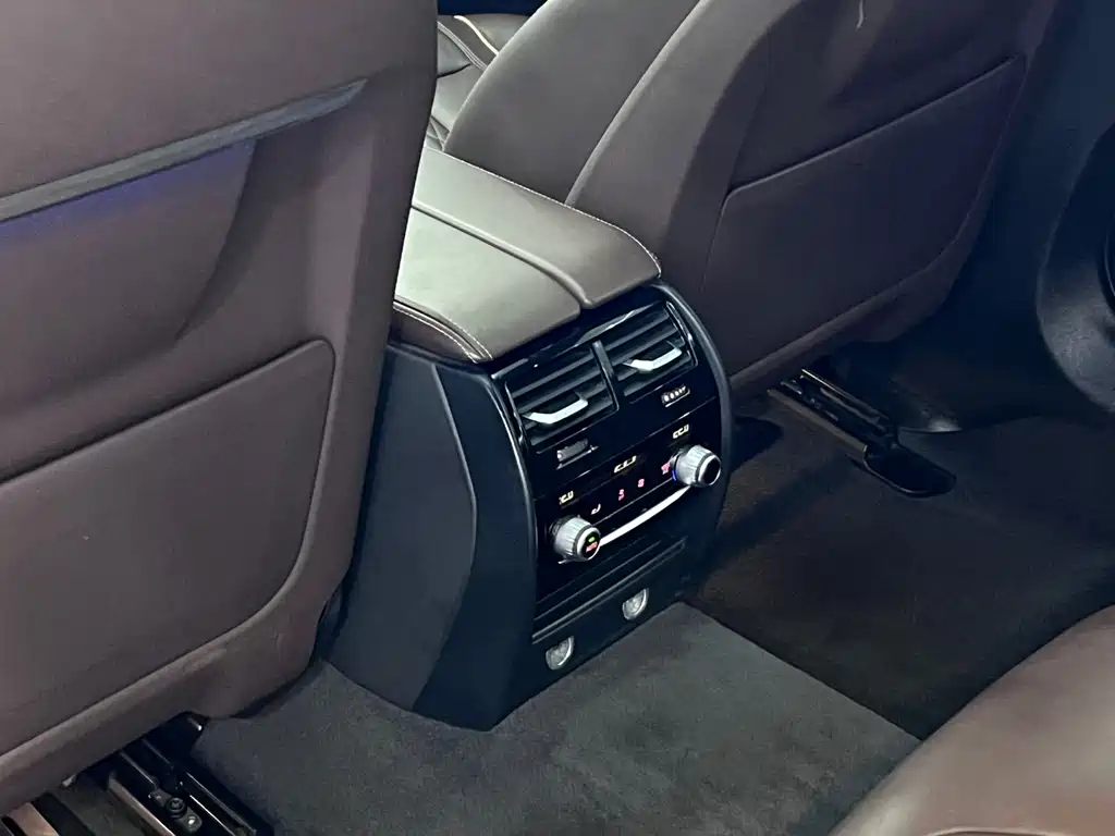 BMW 5 Series 2019 — фото 20