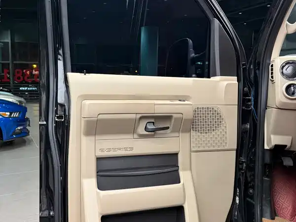 Ford E350 2011