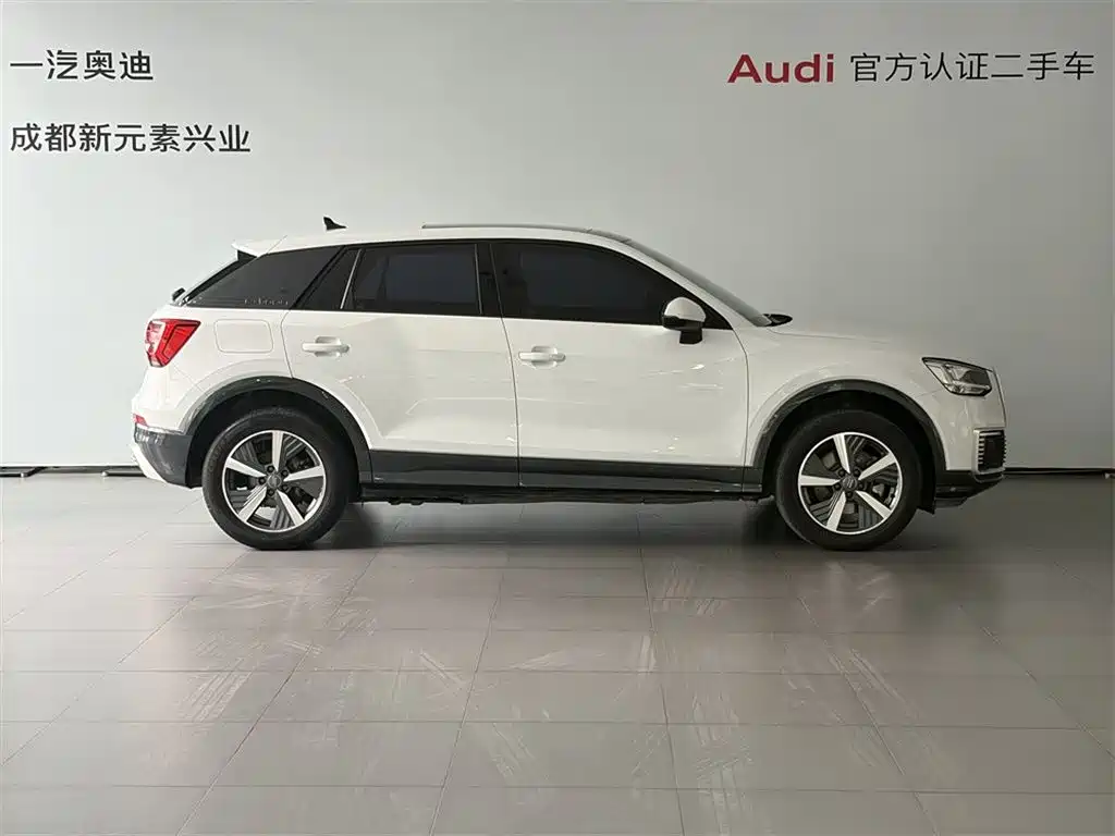Audi Q2L e-tron 2020 — фото 3