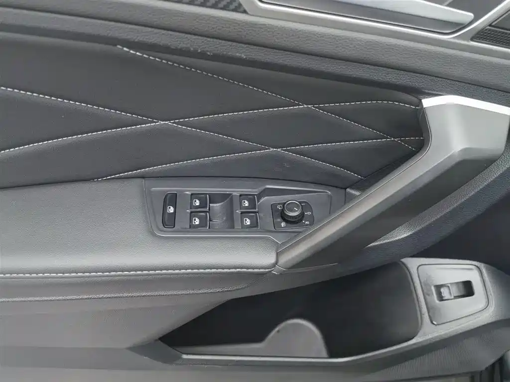 Volkswagen Tiguan L 2023 — фото 9